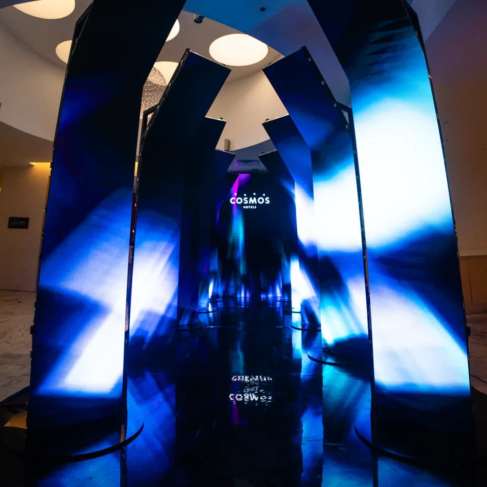 Арочная LED-инсталляция с бело-синей графикой